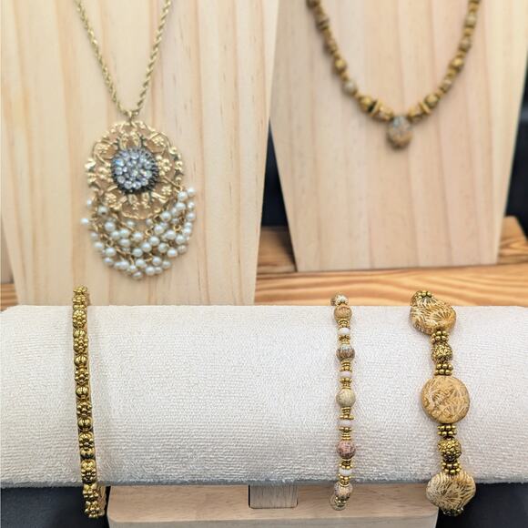 Vintage Gold & Pearl Jewelry Set with Banana Republic Earrings – 8 Pieces - Picture 3 of 7